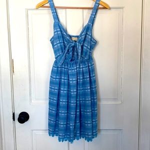Cute summer dress with cut out detail.